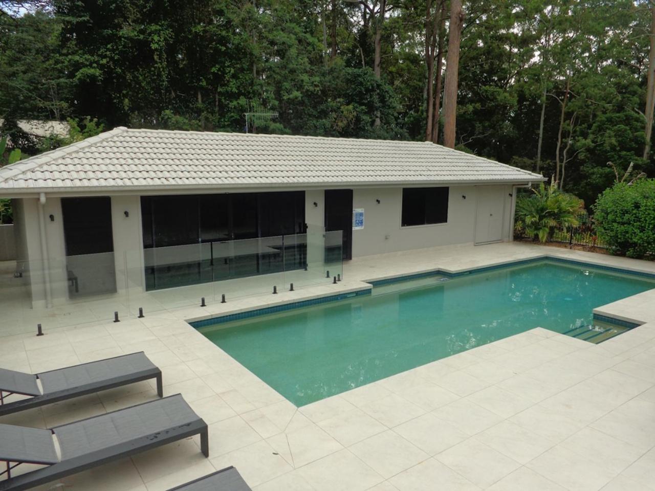 Noosa Buoys Hotel Tinbeerwah Bagian luar foto