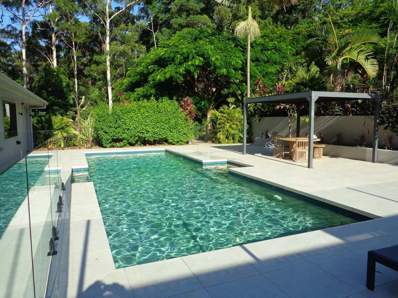 Noosa Buoys Hotel Tinbeerwah Bagian luar foto